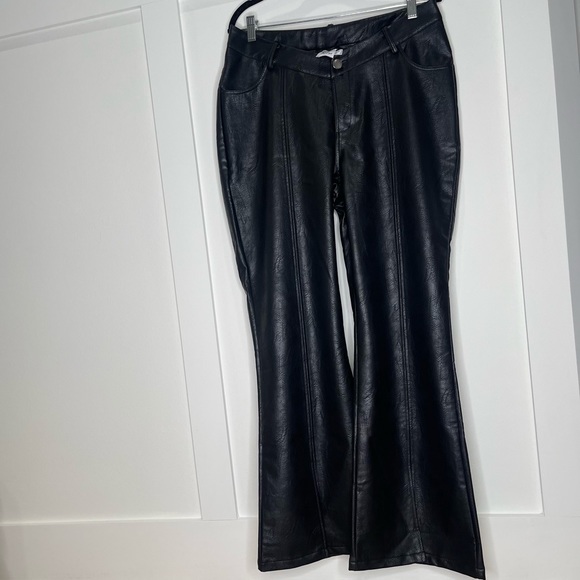 Princess Polly Caught a Vibe Ultra V PU Pants - Picture 5 of 11